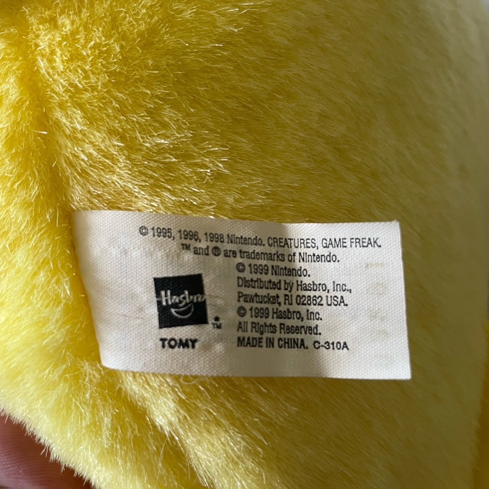 1999 Hasbro TOMY jumbo Pikachu plush - Picture 3 of 4